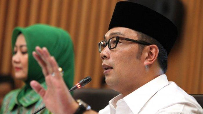 ISU PERSELINGKUHAN - Eks Gubernur Jawa Barat Ridwan Kamil didampingi istrinya Atalia Praratya Kamil memberikan keterangan kepada wartawan di Balai Kota Bandung, Jalan Wastukencana, Senin (29/2/2016).