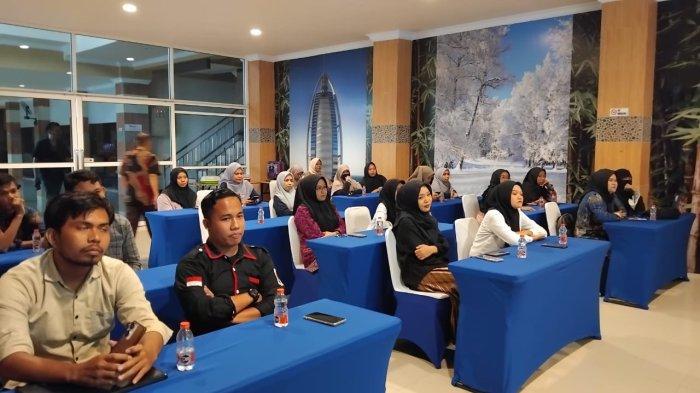 DISKUSI PPG UT MAJENE - Para peserta Focus Group Discussion (FGD) bertajuk “Penelusuran Dampak Lulusan Pendidikan Profesi Guru (PPG)” di Aula Hotel Villa Bogor, Kabupaten Majene, Sulawesi Barat.
Kegiatan ini menjadi bagian penting dari pelaksanaan tracer study untuk mengevaluasi keberhasilan program PPG sekaligus merumuskan rekomendasi pengembangan di masa mendatang.