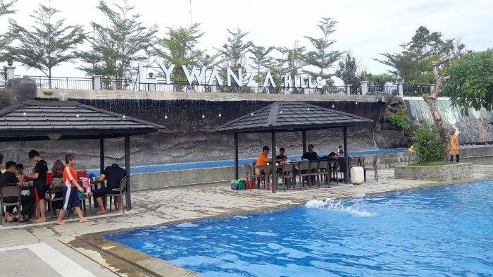 Para pengunjung ramai menikmati fasilitas di Kolam Renang Lywanza Hills Mamuju, Jl Soekarno Hatta Kelurahan Karema, Kecamatan Mamuju, Kabupaten Mamuju, Sulawesi Barat (Sulbar), Sabtu (11/1/2025).