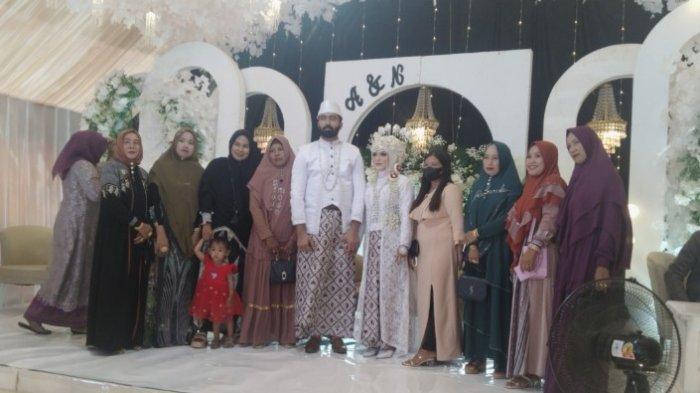 Foto bersama pada acara resepsi pernikahan Ali Raza asal Pakistan dan Nalis Tyo Rima Dwi Ningsih warga Mamuju Tengah di Dusun Sumber Sari Desa Polongaan Kecamatan Tobadak, Mamuju Tengah, Rabu (4/10/2023).