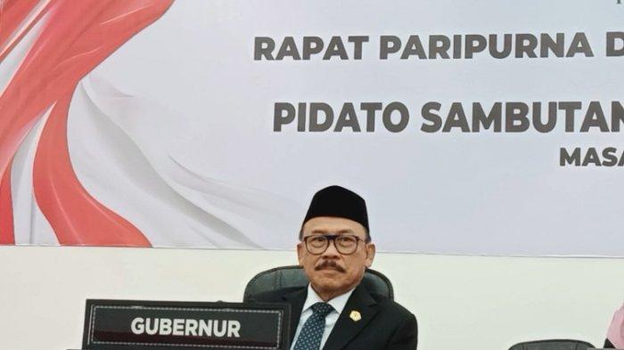 EFISIENSI ANGGARAN - Gubernur SDK saat rapat paripurna di gedung DPRD Sulbar, Jl H Abd Malik Pettanna Endeng, Rangas, Mamuju, Senin (3/3/2025). SDK mengungkapkan bahwa total pengurangan anggaran APBN mencapai sekitar Rp 600 miliar.