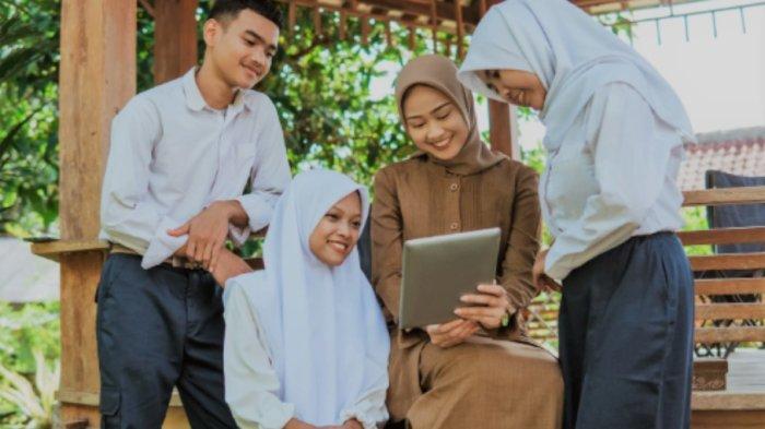 KUNCI JAWABAN ILUSTRASI - Guru dan siswa sedang belajar di luar bersama Diunggah Selasa 27 Mei 2025 (Canva)
