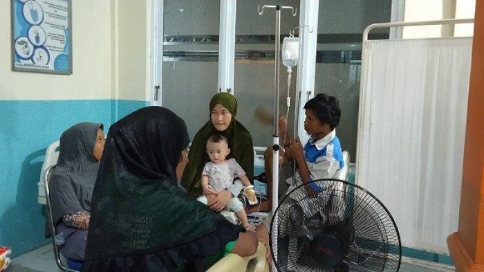 Ibu menggendong anaknya yang sudah membaik ditemani keluarga di Puskesmas Pamboang, Kelurahan Lalampanua, Kecamatan Pamboang, Kabupaten Majene, Provinsi Sulawesi Barat (Sulbar).