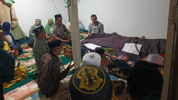 Jenazah almarhunm Arifuddin Katta disemayamkan di rumah duka, Jl RA Kartini, Kecamatan Banggae Timur, Kabupaten Majene, Sulawesi Barat pada Minggu (12/1/2025)