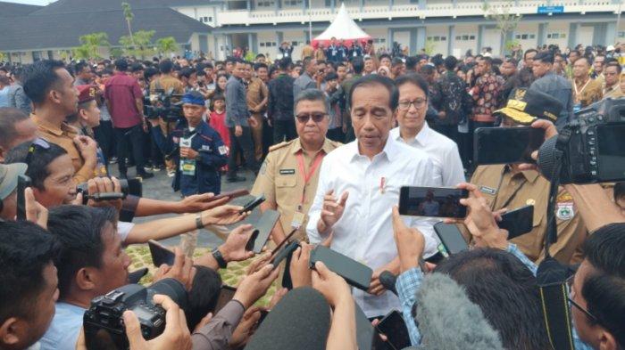 Jokowi saat ditemui awak media usai meresmikan SMK Rangas Mamuju, Jl H Abd Malik Pettanna Endeng, Rangas, Selasa (23/4/2024).