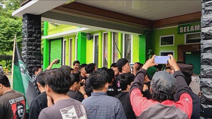 Kader HMI Manakarra yang saling dorong dengan pegawai dan sekuriti Kemenag Sulbar, serta aparat kepolisian saat demo di kantor kemenag Sulbar, Jl H Abd Malik Pettanna Endeng, Rangas, Mamuju, Kamis (7/3/2024).