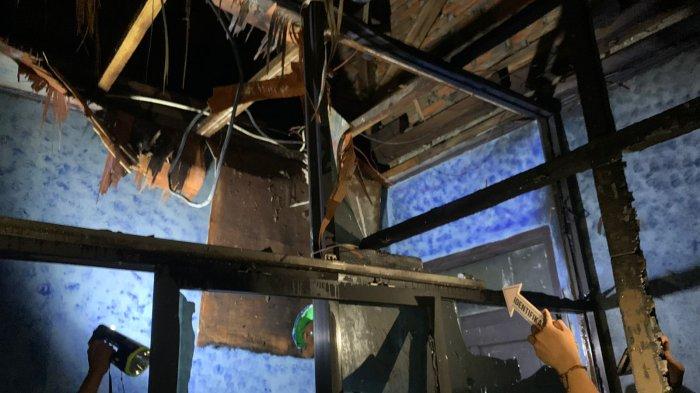 Kondisi Kantor Dinas Perumahan, Kawasan Pemukiman, dan Pertanahan (PERKIM) Kabupaten Majene yang beralamat di Lingkungan Deteng-deteng, Kelurahan Totoli, Kecamatan Banggae, Kabupaten Majene, yang terbakar pada Minggu (19/5/2024) malam.