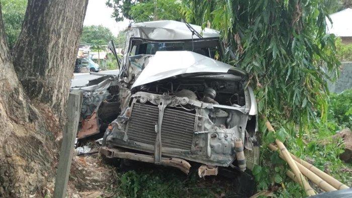 Bagian depan mobil Kijang Krista berwarna silver hancur setelah menabrak pohon di Dusun Totolisi utara, Desa Totolisi, Kecamatan Sendana, Kabupaten Majene, Provinsi Sulawesi Barat, Minggu (17/12/2023) pukul 13.00 Wita siang.
