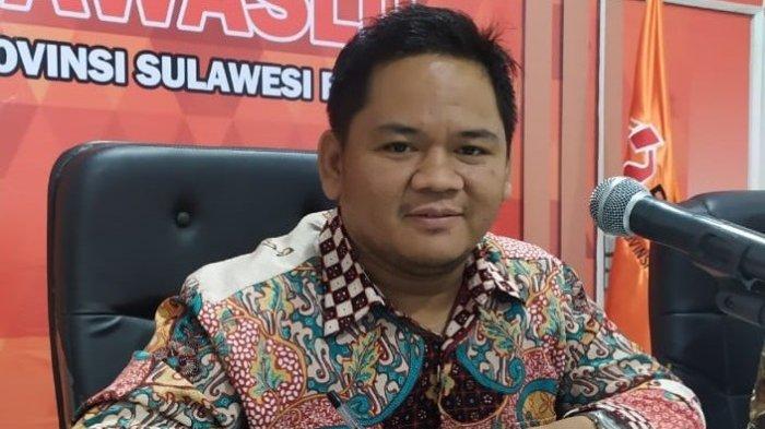 Komisioner KPU Sulbar, Supriadi Narno di rungan kerjanya