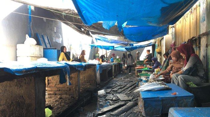 Kondisi jalan di pasar lama Mamuju terliihat hitam dan becek, kondisi ini dikeluhkan para pedagang