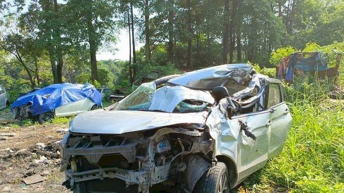Kondisi mobil rombongan BKD Sulbar usai kecelakaan di Tol Cipularang, Kabupaten Purwakarta, Jawa Barat, Kamis (14/12/2023) dini hari.