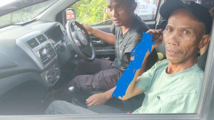 Korban Muhiddin dengan tangan terluka dibawa ke Puskesmas usai ditikam pelaku Agus