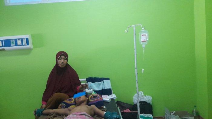 Korban NR ditemani ibunya saat dirawat di RSUD Regional Sulbar di Jl RE Martadinata, Kecamatan Simboro, Kabupaten Mamuju, Sulawesi Barat (Sulbar), Senin (5/2/2024). (Abd Rahman)