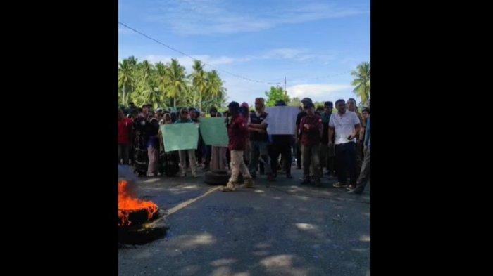 Korban gempa bumi di Desa Mekatta, Kecamatan Malunda, Kabupaten Majene, Sulbar, unjuk rasa, Senin (22/4/2024).