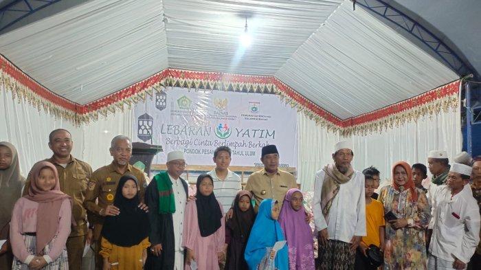 Badan Amil Zakat Nasional (Baznas) Provinsi Sulawesi Barat, melaksanakan lebaran anak yatim bertajuk Berbagi Cinta Berlimpah Berkah di Pondok Pesantren Miftahul Ulum Toabo, Kecamatan Tapalang, Mamuju, Senin (16/7/2024) malam.