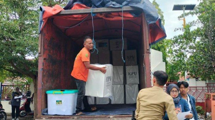 Kotak-kotak suara diangkut ke dalam kendaraan yang terparkir di gudang logistik miliki KPU Polman Jl KH Hasyim Asy'ari, Kelurahan Pekkabata, Polman, Sulbar, Sabtu (23/11/2024). Logistik Pilkada Polman 2024 mulai disalurkan hari ini.