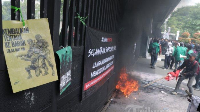 AKSI UU TNI - Sejumlah mahasiswa melakukan aksi di depan pintu gerbang Pancasila, Gedung DPR, Jakarta, Kamis (20/3/2025). Dalam aksinya, mereka menuntut DPR membatalkan UU TNI yang baru saja disahkan dalam rapat paripurna.