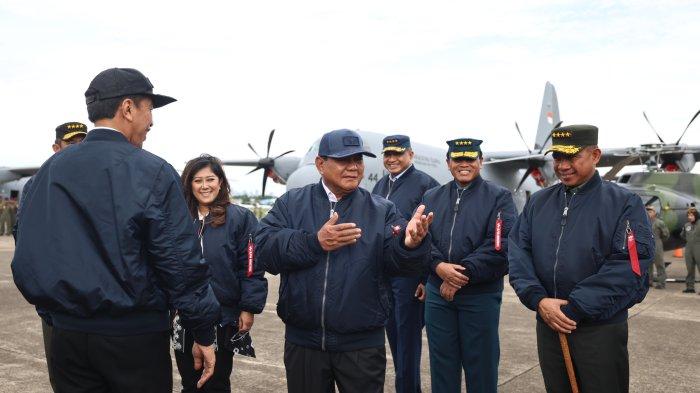Menteri Pertahanan Prabowo Subianto mengangkat kedua tangannya seakan memperagakan joget gemoy di depan presiden