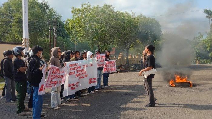 Koordinator lapangan (korlap) Muslim memimpin aksi demonstrasi di depan kantor Bupati Majene di Jalan Gatot Subroto, Kelurahan Pangali-Ali, Kecamatan Banggae, Kabupaten Majene, Provinsi Sulawesi Barat, (Sulbar), Jumat (31/5/2024).