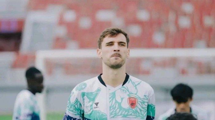 PSM VS PERSIJA - Striker PSM Makassar, Nermin Haljeta, saat pemanasan jelang lawan Persija Jakarta pada pekan 24 Liga 1 2024/2025 di Stadion Kapten I Wayan Dipta, Gianyar, Bali, Minggu (23/2/2025) sore. Nermin Haljeta bawa PSM unggul 1-0 atas Persija di menit 60.