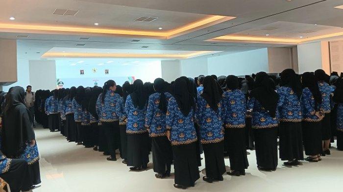 PPPK Guru Pemprov Sulbar yang berbaris menerima SK di kantor gubernur Sulbar, Selasa (21/5/2024).
