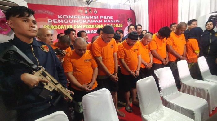 Para Tersangka kasus uang palsu UIN Alauddin Makassar saat ditampilkan di sesi Jumpa pers Polda Sulsel , Kamis (19/12/2024)