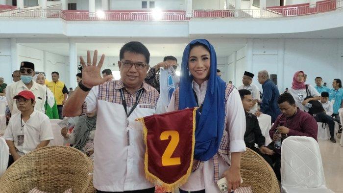 Pasangan BESTI saat memperlihatkan nomor urut dua di Gedung Gadis Jl Ratulangi Kelurahan, Pekkabata, Polman, Senin (23/9/2024).