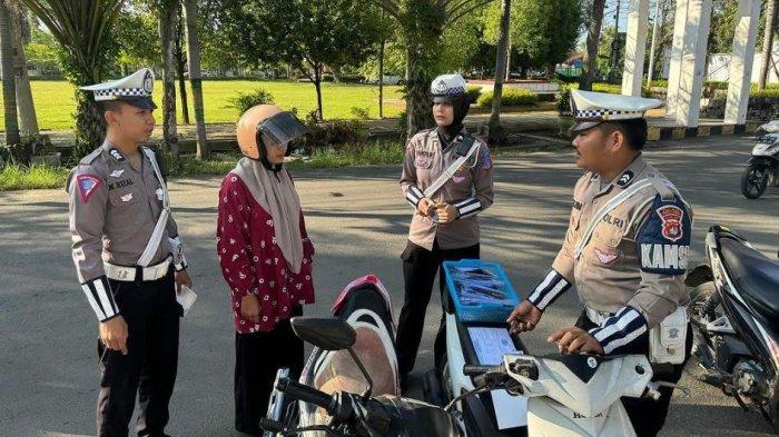 Polisi menindak pengendara sepeda motor yang melakukan pelanggaran di Jl Muh Yamin, Kelurahan Pekkabata, Polman, Sulawesi Barat (Sulbar), Sabtu (20/7/2024).