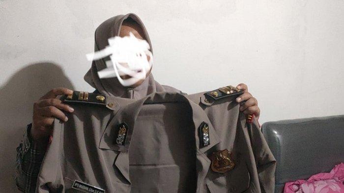 Pelaku MA saat akan diamankan petugas lantaran menyamar sebagai Polwan gadungan dari Mapolres Polman, Senin (12/8/2024). Dok Polres Polman.