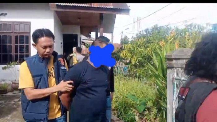 Pelaku pelecehan seksual (kaos hitam) saat ditangkap di salah satu rumah di Kota Mamuju, Sulawesi Barat (Sulbar) oleh anggota Polresta Mamuju.