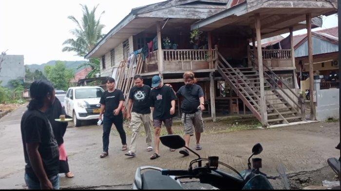Pelaku penganiayaan (pakai topi) saat diamankan di Polresta Mamuju, Jl Ks Tubun, Kecamatan Mamuju. (Humas Polresta Mamuju)