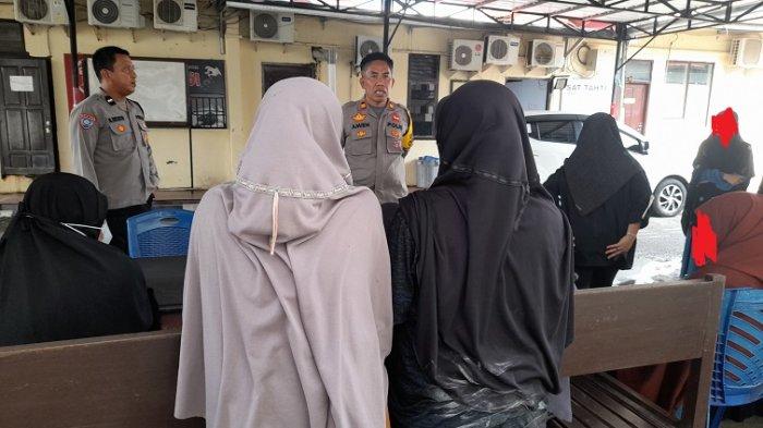 Pelapor saat mendatangi Kantor Polresta Mamuju di Jl Ks Tubun,Kelurahan Rimuku, Kecamatan Mamuju, Minggu (11/2/2024).