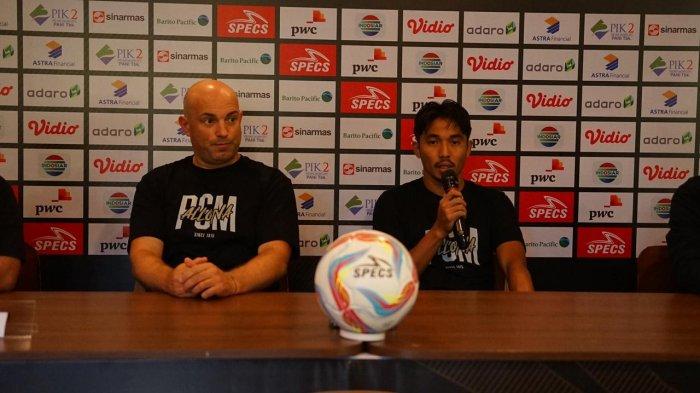 Pelatih PSM Bernardo tavares dan Pewmain M Arfan saat jumpa pers jelang laga lawan Persis Solo.