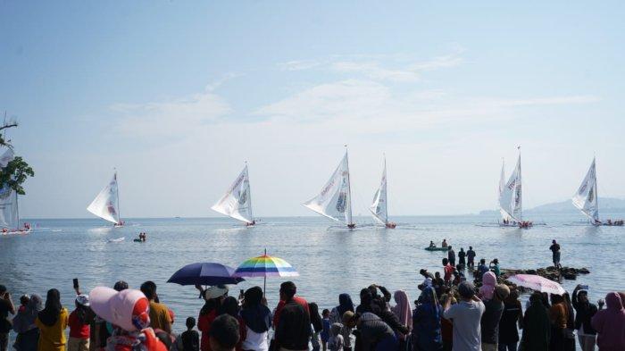 Pelepasan 37 perahu sandeq yang berlomba di ajang Fesival Sandeq Sulbar 2023. Titik start di Pasangkayu pada Minggu (24/9/2023)