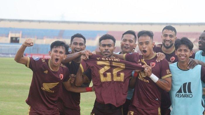 Pemain PSM Makassar Yance Sayuri saat selebrasi gol di gawang Persita Tangerang.(Ist)