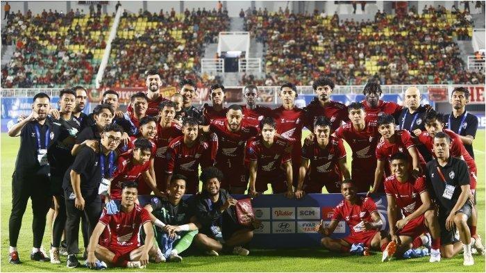 PERINGKAT KEENAM – Pemain, pelatih dan official PSM Makassar berfoto bersama jelang melawan Persita Tangerang pada pekan 34 Liga 1 2024/2025 di Stadion BJ Habibie, Parepare, Sulsel, Jumat (23/5/2025) malam. PSM Makassar tutum musim Liga 1 2024/2025 di peringkat enam.