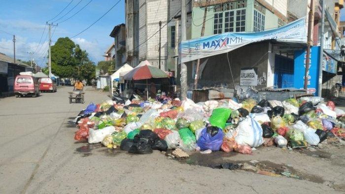 Pemandangan penumpukan sampah di pasar induk Wonomulyo, Kelurahan Sidodadi, Kecamatan Wonomulyo dan Kelurahan Madatte, Kecamatan Polewali, Kamis (4/1/2024).