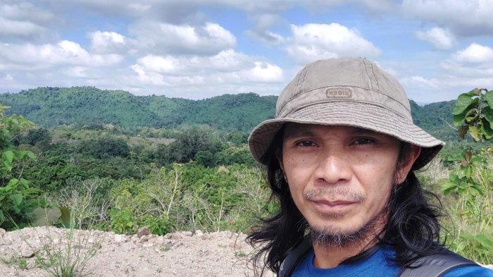 Pemerhati Lingkungan Ridwan Alimuddin berada di lokasi yang akan dijadikan TPA di Sattoko Polman