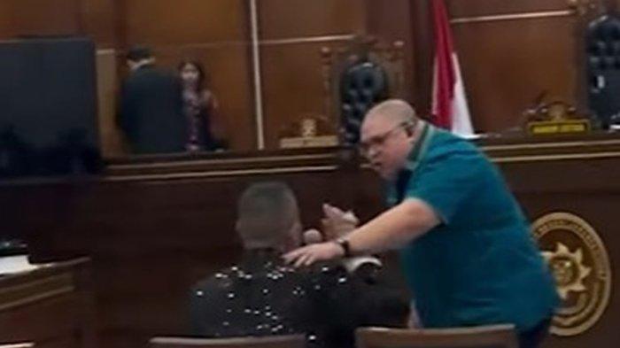RAZMAN MENGAMUK - Suasana sidang kasus pencemaran nama baik di Pengadilan Negeri Jakarta Utara, Kamis (6/2/2025), berubah tegang saat terdakwa, Razman Arif Nasution tiba-tiba mengamuk dan mendekati Hotman Paris.