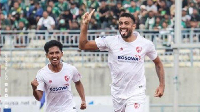 Penyeran PSM Makassar Everton Nascimento selebrasi usai gol tercipta melawan Persebaya Surabaya di di Stadion Gelora Joko Samudro, kemarin, Jumat (24/2/2023)