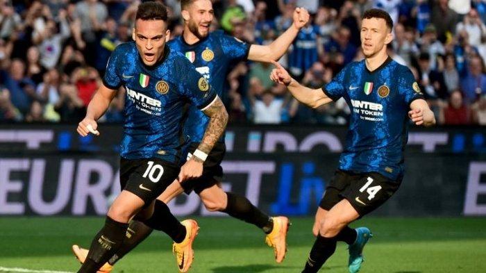 Penyerang Inter Milan asal Argentina, Lautaro Martinez, melakukan selebrasi usai mencetak gol ke gawang Udinese dalam laga Liga Italia 2021-2022 di Stadion Friuli, 1 Mei 2022.