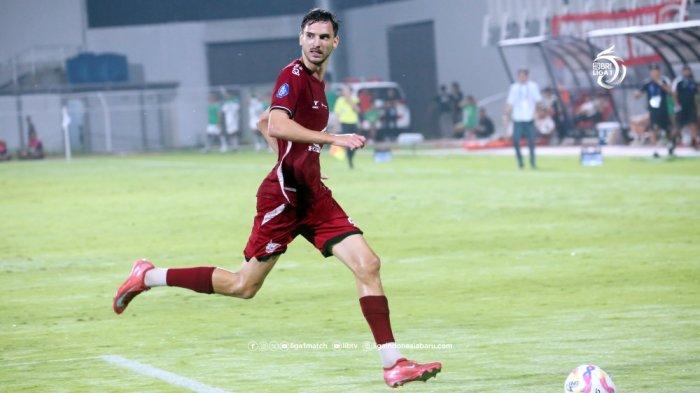 NERMIN HALJETA - Penyerang andalan PSM Makassar , Nermin Haljeta, saat ini memimpin daftar top skor tim dengan torehan total 15 gol di berbagai kompetisi.(Liga Indonesia)