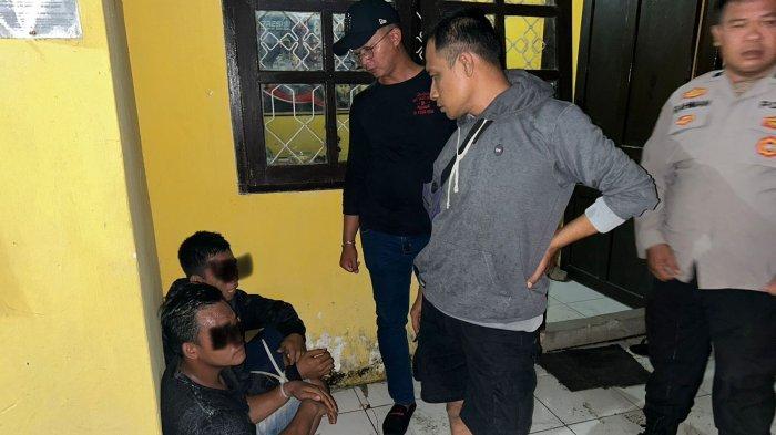 Personel Polsek Wonomulyo saat mengamankan dua orang terduga pelaku penganiaya di Kelurahan Lampa, Kecamatan Mapilli, Polman, Selasa (30/7/2024) malam.