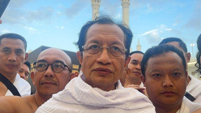 MENAG DI TANAH SUCI - Menteri Agama (Menag) Nasaruddin Umar memberi pesan kepada para petugas haji yang akan melayani para jemaah haji Indonesia di Arab Saudi. Nasaruddin berharap para petugas dapat memberi pelayanan terbaik kepada para jemaah.Pesan ini disampaikan Nasaruddin usai menjalani umrah di Masjidil Haram, Makkah, Selasa (29/4/2025).