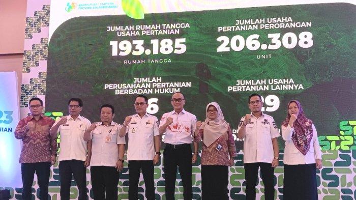 Pj Gubernur Sulawesi Barat Prof Zudan Arif Fakrulloh (tengah) berdampingan dengan Kepala BPS Sulbar Tina Wahyufitri saat hadir diacara rapat koordinasi daerah sensus pertanian 2023 Sulbar di Ballroom Grand Maleo Hotel & Convention Jl Yos Sudarso, Kecamatan Mamuju, Kabupaten Mamuju, Rabu, (6/12/2023).