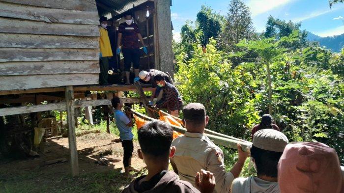 Polisi dan keluarga korban evakuasi mayat pria ditemukan membusuk di rumah kebun Dusun Rante Dango, Desa Sondoang, Kalukku, Mamuju, Sabtu (15/7/2023).