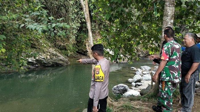Polisi dari Polsek Polewali bersama warga melihat lokasi tempat tenggelam tiga pelajar di sungai Kunyi, Desa Kunyi, Polman, Jumat (18/10/2024).