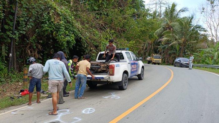 EVAKUASI KORBAN LAKALANTAS - Polisi mengevakuasi korban dan kendaraan korban lakalantas di jalan Trans Sulawesi jalur pendakian antara Desa Maponu dan Desa Letawa, Kecamatan Sarjo, Kabupaten Pasangkayu, Sulawesi Barat pada Rabu (26/2/2025) sekitar pukul 11:30 WITA. Korban Riski Tewas usai motor yang dikendarainya adu banteng dengan Pajero