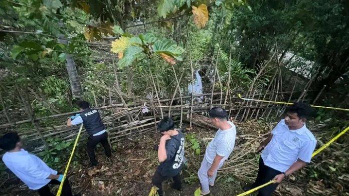 Polisi memasang Police Line dan memeriksa lokasi ditemukannya stoples berisi janin bayi