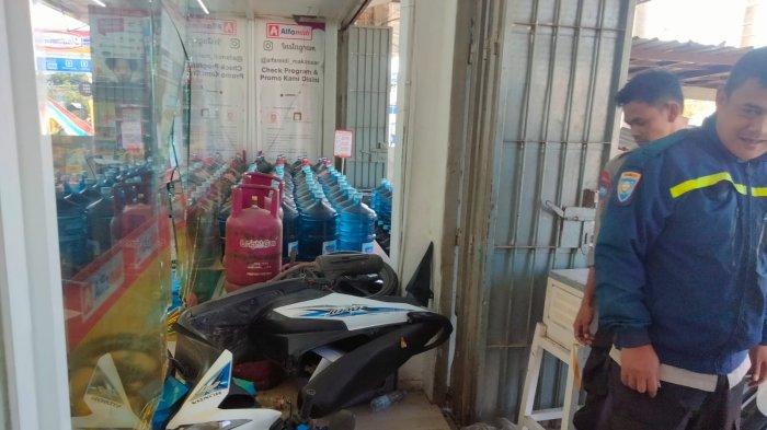 Polisi mendatangi lokasi kejadian motor tabrak minimarket di Wonomulyo Polman